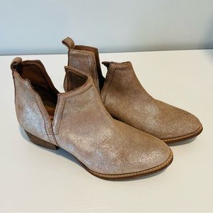 Super cute metallic bootie